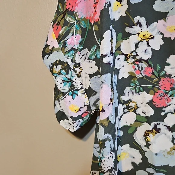 CAbi Replay Spring 2025 Floral Blouse - Picture 7 of 13